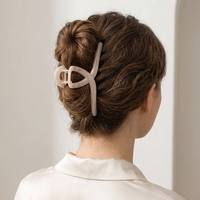 MUJU D407 Pince à cheveux Jumbo 13cm en PS à lignes croisées, à mâchoires arquées, pour usage quotidien, 29g, avec logo personnalisé, carte code-barres, prêt à la vente au détail, faible MOQ
