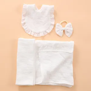 Baru lahir bayi putih Menerima selimut cocok Ruffle Bib dan ikat kepala katun Muslin bayi selimut bedong Hadiah Set