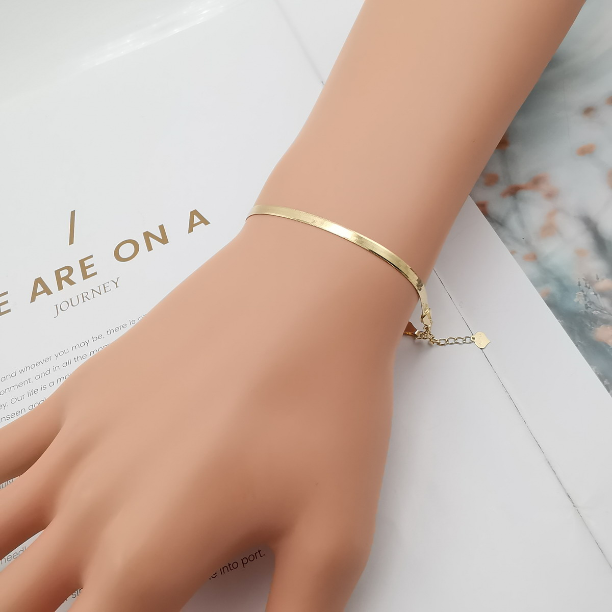 本物の18K AU750ゴールド製、幅広で光沢のあるスネークチェーン