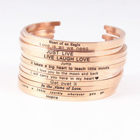 Bracelet manchette ouvert avec lettres personnalisées en acier inoxydable gravées pour femmes pour filles vente en gros de citations inspirantes