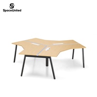 Bureau de travail moderne SpaceUnited pour 3 personnes avec écrans d'intimité, poste de travail à 120 degrés avec structure métallique pour bureau d'équipe