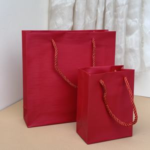 Sacs en papier d'emballage cadeau de luxe avec poignée en corde, logo personnalisé en relief, imprimé sur du carton pour vêtements - Product Image 5