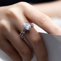 Bague de fiançailles en or blanc massif 18 carats avec moissanite taille ovale, personnalisée et sur mesure, par Messi Jewelry