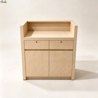 Comptoir de réception moderne en bois de petite taille, simple, pour salon, caisse, ou bureau d'accueil pour institut de beauté et spa