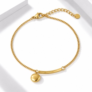 Bracelet à breloques gravées en forme de barre et de pièce de monnaie avec chaîne en or fin, acier inoxydable, plaqué or 14 carats sous vide - Product Image 1