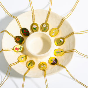 Ожерелье с простым овальным кулоном, позолоченная цепочка из нержавеющей стали с узором «водяная волна», с цирконом, винтажное, с цветочным узором в стиле декабря - Product Image 1