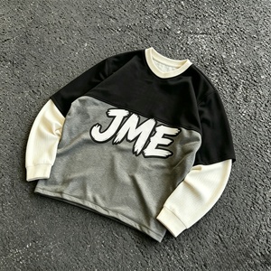 เสื้อยืดแขนยาวทรงโอเวอร์ไซส์ JME สไตล์สตรีทสำหรับผู้ชาย แต่งขอบตัดกัน คอโอ ทรงถัก พิมพ์ลายตัวอักษรด้านหน้า สีเทา ดำ ครีม - Product Image 3