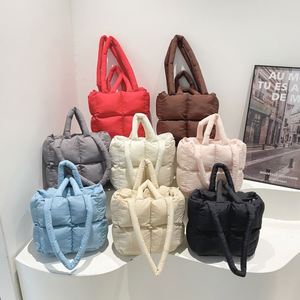 Sacs à main matelassés de couleur unie simples pour femmes, sac fourre-tout matelassé, logo personnalisé - Product Image 2
