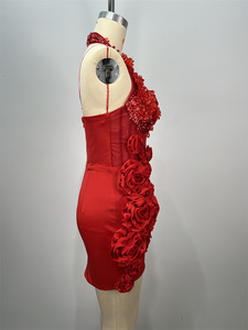 Vestido Rojo Bettergirl 2025 con Pedrería y Flores Colgantes al Cuello - Product Image 3