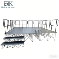 Scène modulaire à installation facile avec jupes noires et montants en aluminium