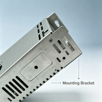 Grille de ventilation supérieure en tôle d'acier gris argenté pour boîtier, avec fentes de ventilation multi-latérales et oreilles de fixation courbées pour appareils électroniques