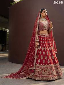 Fournisseur indien : Lehenga Choli évasé en soie slub royale avec blouse et dupatta de créateur, idéal pour les tenues de soirée ethniques, disponible à la vente - Product Image 4