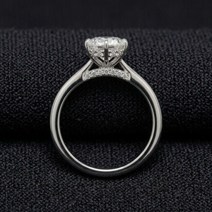 Anillo moderno de platino con diamantes, con un brillo discreto y una banda de ajuste cómodo y suave, para compromiso y elegancia diaria. - Product Image 2