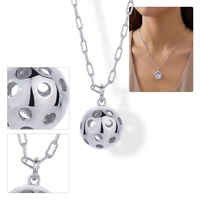 Collier pendentif Pickleball en métal bicolore, pendentif creux en forme de boule, bijoux de mode pour usage quotidien, livraison rapide