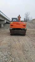 Excavatrice sur pneus Hitachi ZX130 d'occasion, 13 tonnes, très demandée, d'origine japonaise, certifiée CE, avec attache rapide et brise-roche, Daewoo