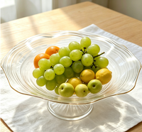 Plateau à fruits en verre transparent sur piédestal, bord doré ondulé et texture ondulée, support à gâteau de luxe pour mariage, fête, décoration de table à la maison