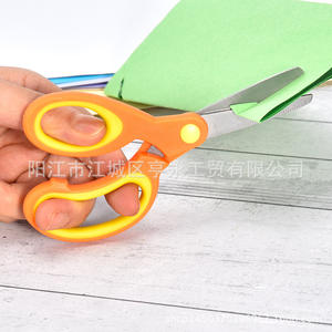 Tijeras para niños Yangjiang para mano izquierda, punta roma de 5,5 pulgadas, cabeza redonda de seguridad para uso doméstico, rosa y azul - Product Image 3