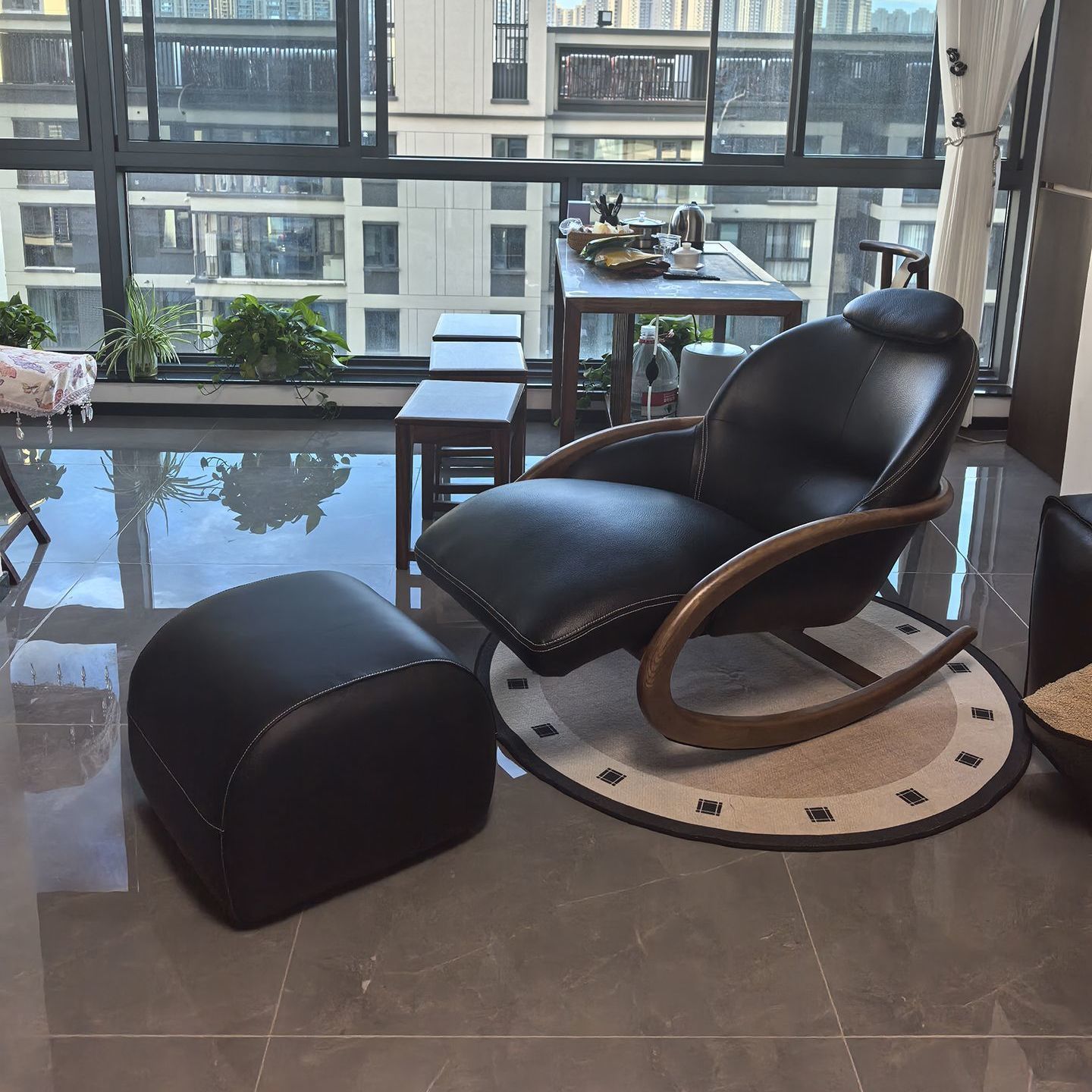Sillón Individual de Madera de Fresa Negra Premium y Cuero Napa con Reposapiés