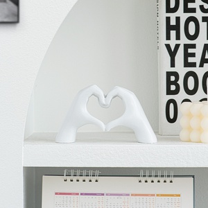 Ornamento <span class=keywords><strong>Moderno</strong></span> Ecologico Gesto Dorato a Forma di Cuore in Resina Decorazione di Lusso per la Casa Manufatto Artistico per Scrivania <span class=keywords><strong>Soggiorno</strong></span> - Product Image 4