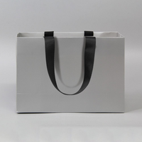 Sacs en papier réutilisables de taille personnalisée, écologiques, noirs, pour emballages cadeaux, aliments, vêtements, chaussures et marchandises de détail