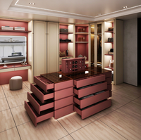 Armoire de chambre à coucher sur mesure de luxe avec portes en placage de bois, rangements ajustables et design italien européen