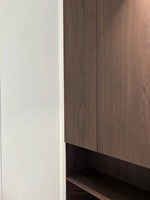 Meuble TV mural moderne de luxe en placage de bois écologique, armoire de rangement d'angle incurvée, console multimédia intégrée sans jointure pour hôtel