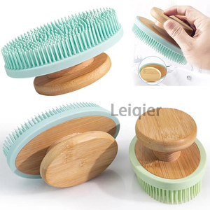Brosse de bain massante avec manche en bois naturel et logo personnalisé, brosse de douche exfoliante en silicone, brosse de massage du cuir chevelu pour le corps - Product Image 5