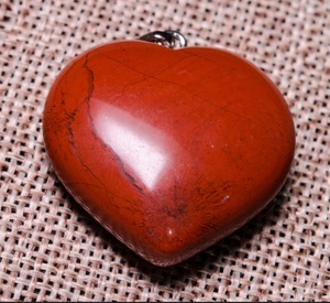 Pendentifs en pierre précieuse jaspe rouge en forme de cœur, pierres naturelles polies, bijoux pour la Saint-Valentin, artisanat sur le thème de l'amour - Product Image 2