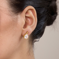 Boucles d'oreilles J&D Classic en acier inoxydable plaqué or 18 carats PVD, avec zircon cubique blanc et strass, modèle Fishhook Linear Wave Stud