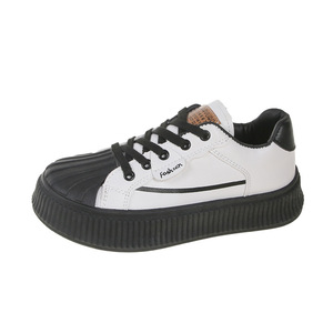 Vente en gros de chaussures décontractées blanches souples avec logo personnalisé pour femmes baskets plates à fond épais en cuir artificiel pour femmes - Product Image 3