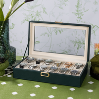 Boîte de présentation pour 12 montres en cuir grain litchi avec couvercle en verre, doublure en peluche et quincaillerie dorée/argentée – Vente en gros