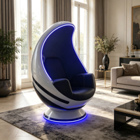 Fauteuil lounge individuel en fibre de verre en forme de vaisseau spatial incurvé avec bande lumineuse LED bleue et coussin en cuir noir pour coin détente à domicile