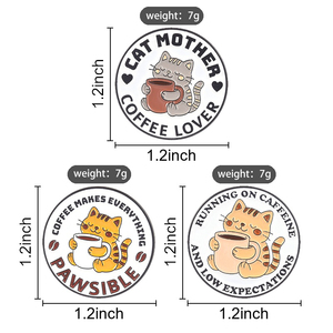 Spilla in smalto Gatto Tabby 'Funziona con Caffeina e Basse Aspettative' con la scritta 'Il Caffè Rende Tutto PAWSible', Gioiello Distintivo - Product Image 6