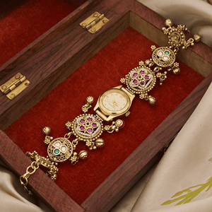 Reloj de Pulsera Tradicional para Mujer, Chapado en Oro, con Piedras de Color Rubí, Dijes Étnicos y Elegante Esfera Analógica para Uso Diario - Product Image 3