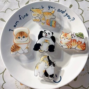 Nouvelle broche de Noël chat - Mignonne broche de dessin animé chinois - Badge en acrylique - Pendentif médaille - Jouet en peluche pour les stands de marché - Product Image 1