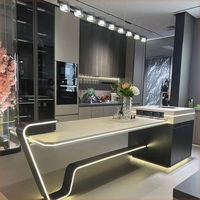 2024 Table à manger îlot au design moderne avec dalle de roche intégrée Table de cuisine de luxe avec évier en bois