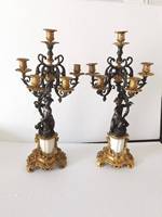 Une paire de statues de Cupidon de style rococo en or doré et bronze antique, en laiton ormolu et marbre, avec 5 bras, pour la décoration intérieure et la religion
