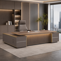 Bureau de direction haut de gamme taupe avec panneau cannelé et finition dorée, grande table de PDG pour président de société