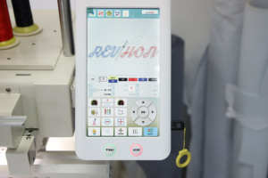 Máquina de Bordar 3D para Fabricantes de Camisetas en Tailandia, Máquina de Bordar Computarizada de Una Cabeza de Alta Calidad <span class=keywords><strong>HSW</strong></span> - Product Image 4