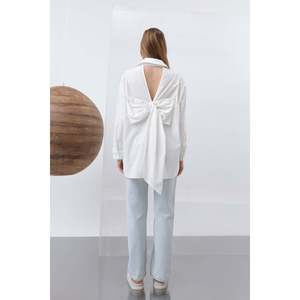เสื้อเชิ้ตผู้หญิงทรงสวยหรู สีเอครู ผูกโบว์ด้านหลัง ผลิตจากผ้าเนื้อบางเบา เหมาะสำหรับใส่ทำงานและใส่ลำลอง - Product Image 3