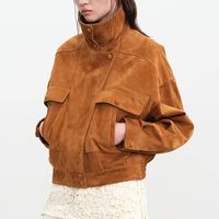 Veste décontractée en daim beige pour femme, style usine, avec poignets boutonnés et poches obliques, idéale pour le brunch
