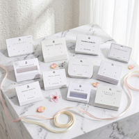 Carte de présentation de bijoux haut de gamme personnalisable, adaptée à tous types de présentations de bijoux sur comptoirs et pour l'emballage transfrontalier