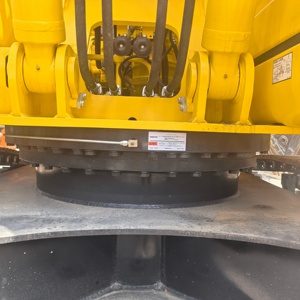 Excavadora de cadenas Komatsu PC240 LC de 24 toneladas con cucharón de excavación de 1.0m³ y equipo hidráulico de construcción, modelo usado, color amarillo. - Product Image 4