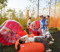 Structure de jeu extérieure en filet arc-en-ciel avec toboggan et tunnel pour enfants, parc d'attractions extérieur