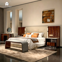 Lit en cuir de style italien de luxe, placage de bois naturel de qualité supérieure et tête de lit rembourrée, meubles de chambre personnalisables