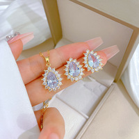KISSWIFE Ensemble en Cuivre Plaqué Or avec Zircons, Collier et Boucles d'Oreilles Fleur Papillon en Acier Inoxydable pour Femme