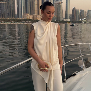 Haut asymétrique sans manches en satin pour femme, couleur unie, col haut, t-shirt pour un style décontracté et élégant - Product Image 3