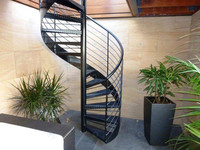 Escalier en colimaçon Prima avec marche en bois Escalier en arc Intérieur Extérieur Marches d'escalier en acier Escalier en colimaçon en métal