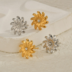 Pendientes de tuerca EH489 con girasol en relieve y circonitas cúbicas, de acero inoxidable 316L, chapados en oro/plata de 18K, que no se deslustran, hipoalergénicos. - Product Image 4