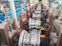 Machine de formage de rouleaux de volets roulants avec presse à poinçonner 25T |   Perforation et découpe automatiques |   Machine à banderole de protection pour porte à battants